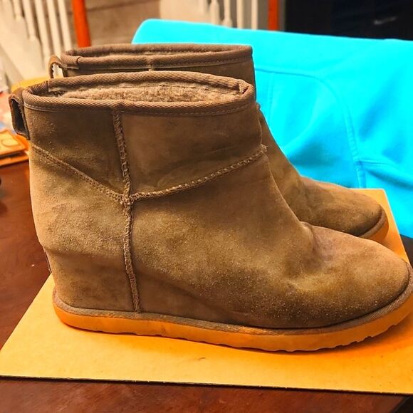 Ugg Australia Olive Green Wedge Heel Suede Ankle Boots w/ Gray Shearling Size 9 - Picture 1 of 12